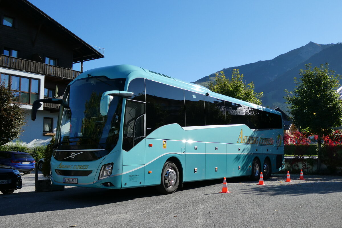 (280'504) - Arlberg Express, Klösterle - BZ ALEX 1 . Volvo am 18. Septeber 2025 in Seefeld, Hotel Central (280'504) - Arlberg Express, Klösterle - BZ ALEX 1 . Volvo am 18. Septeber 2025 in Seefeld, Hotel Central