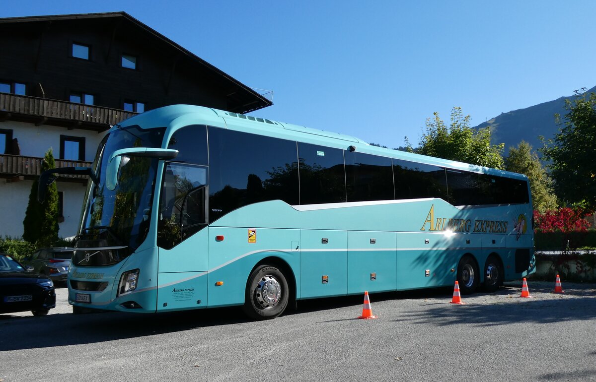 (280'505) - Arlberg Express, Klösterle - BZ ALEX 1 - Volvo am 18. September 2025 in Seefeld, Hotel Central (280'505) - Arlberg Express, Klösterle - BZ ALEX 1 - Volvo am 18. September 2025 in Seefeld, Hotel Central