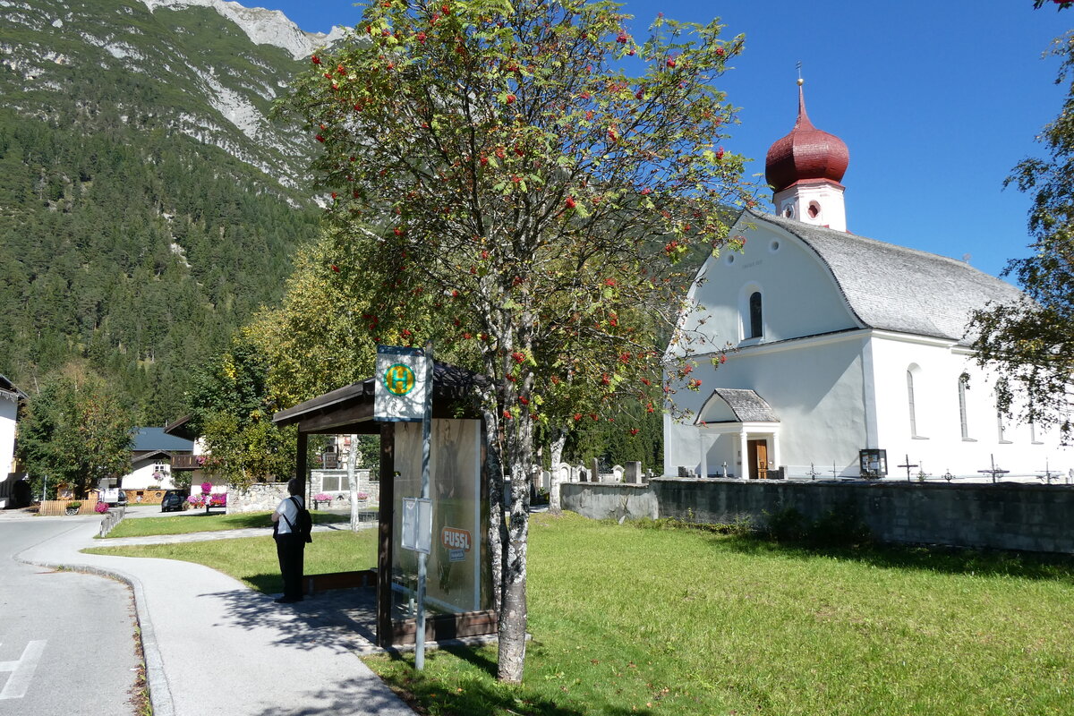 280'528) - Bus-Haltestelle am 18. September 2025 in Leutasch, Kirche 280'528) - Bus-Haltestelle am 18. September 2025 in Leutasch, Kirche