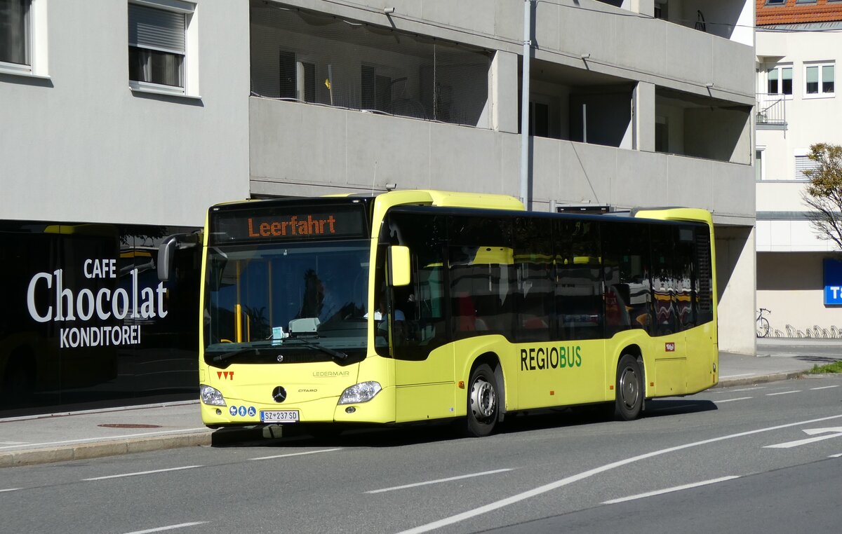 (280'546) - Ledermair, Schwaz - SZ 237 SD - Mercedes am 18. September 2025 in Telfs, Anton-Auer-Strasse (280'546) - Ledermair, Schwaz - SZ 237 SD - Mercedes am 18. September 2025 in Telfs, Anton-Auer-Strasse