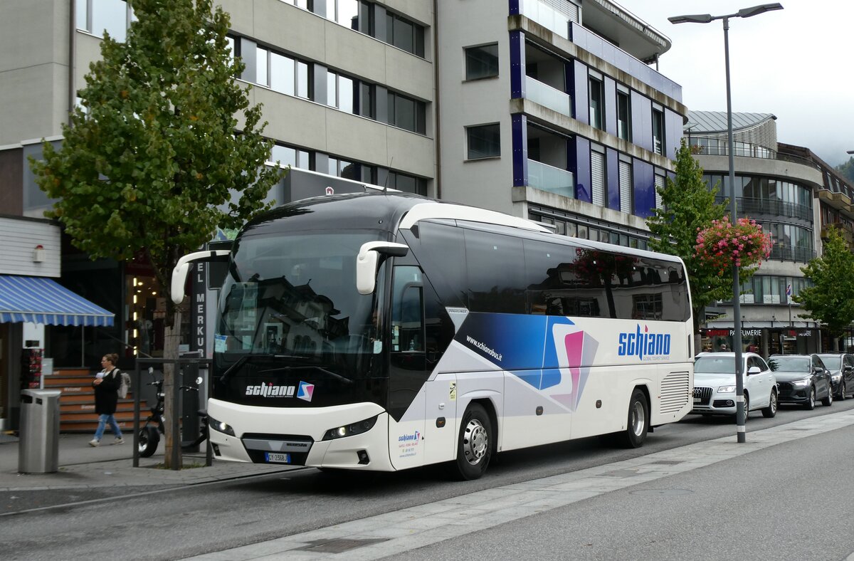 (280'652) - Aus Italien: Schiano Bus, Serrara Fontana - GY-236 BJ - Neoplan am 23. September 2025 beim Bahnhof Interlaken West (280'652) - Aus Italien: Schiano Bus, Serrara Fontana - GY-236 BJ - Neoplan am 23. September 2025 beim Bahnhof Interlaken West