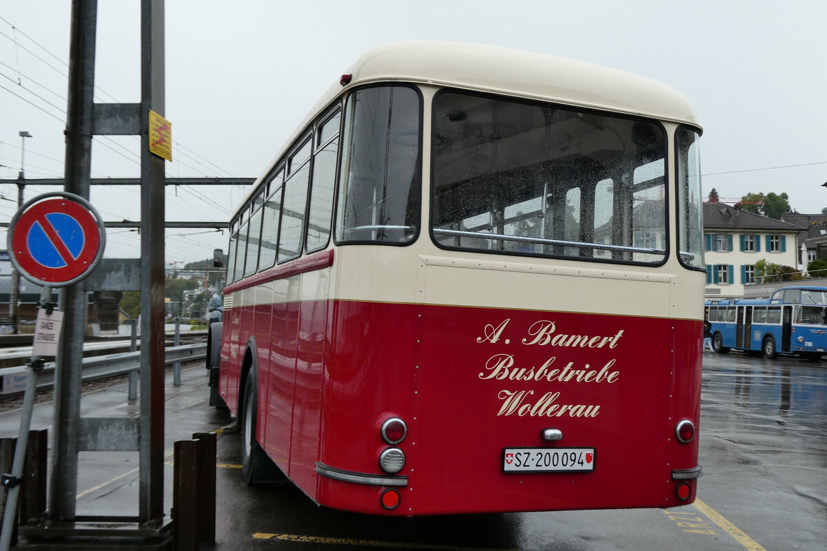 (280'679) - Bamert, Wollerau - SZ 200'094 - Berna/Tüscher (ex Blattmann, Wollerau) am 27. September 2025 beim Bahnhof Wädenswil (280'679) - Bamert, Wollerau - SZ 200'094 - Berna/Tüscher (ex Blattmann, Wollerau) am 27. September 2025 beim Bahnhof Wädenswil