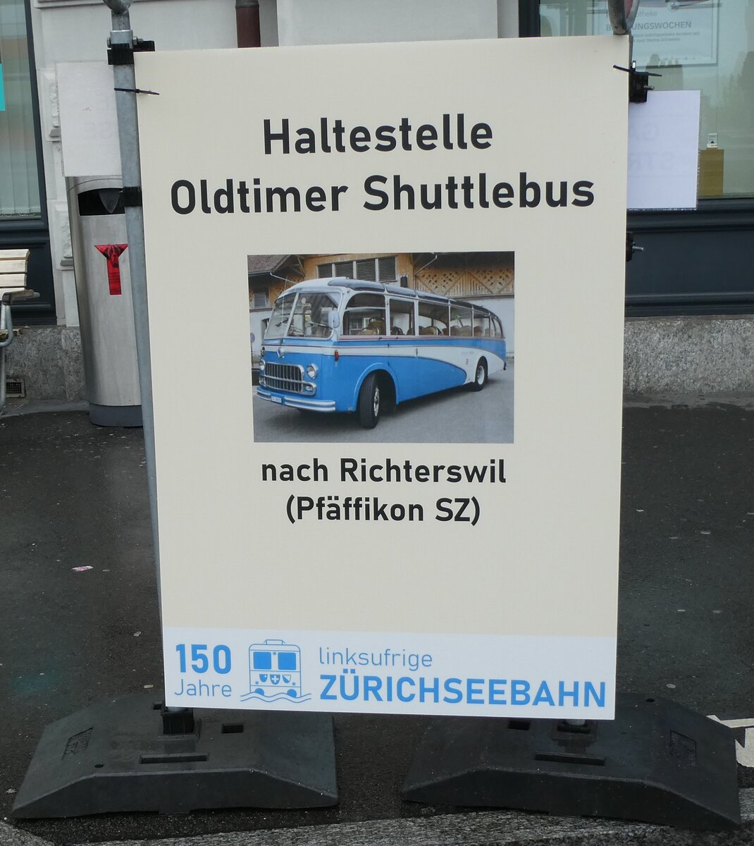 (280'713) - Haltestelle Oldtimer Shuttlebus nach Richterswil (Pfäffikon SZ) am 27. September 2025 beim Bahnhof Wädenswil  (280'713) - Haltestelle Oldtimer Shuttlebus nach Richterswil (Pfäffikon SZ) am 27. September 2025 beim Bahnhof Wädenswil