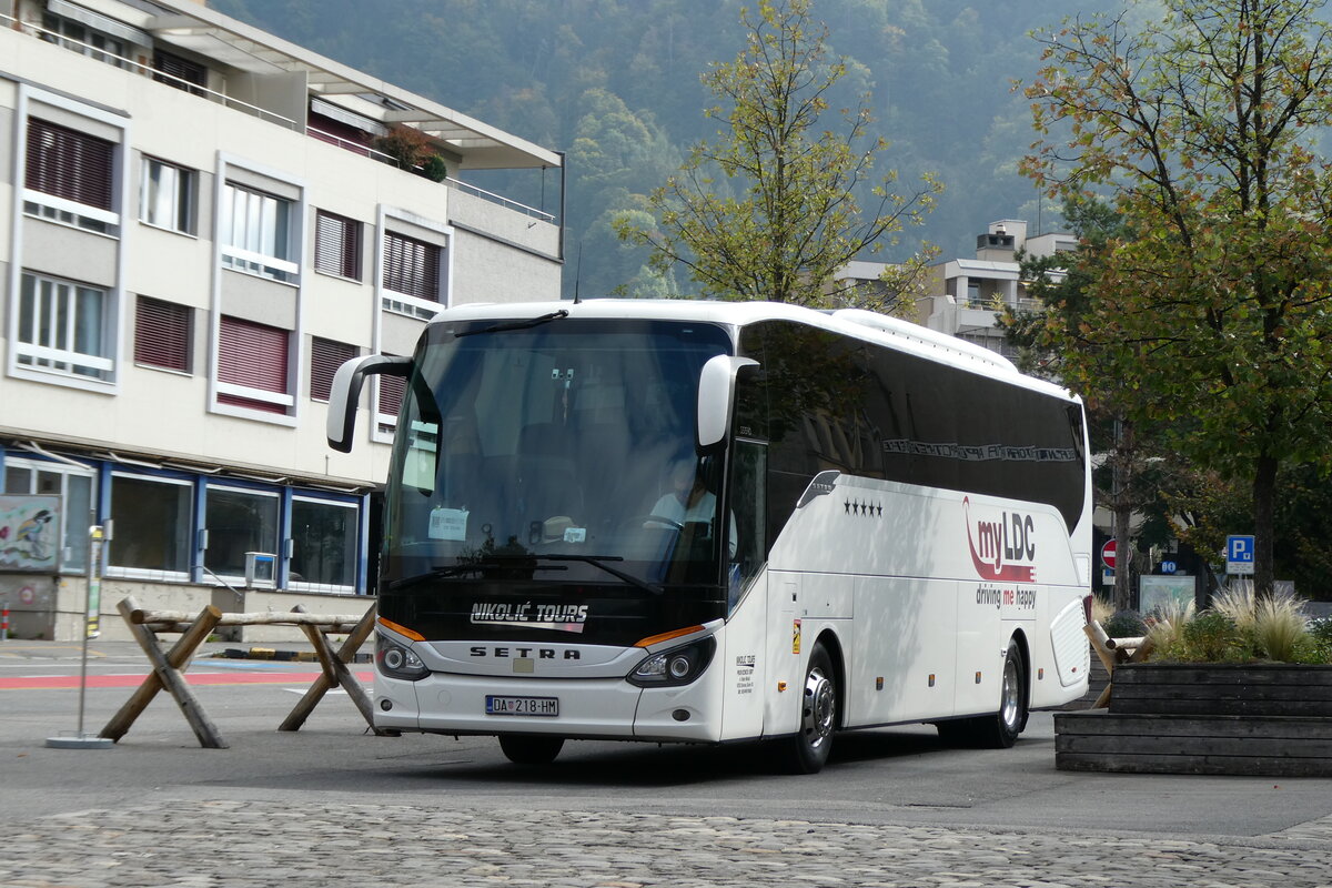 (280'849) - Aus Kroatien: Nikolic, Dulovac - DA 218-HM - Setra am 1. Oktober 2025 in Thun, Berntorplatz (280'849) - Aus Kroatien: Nikolic, Dulovac - DA 218-HM - Setra am 1. Oktober 2025 in Thun, Berntorplatz