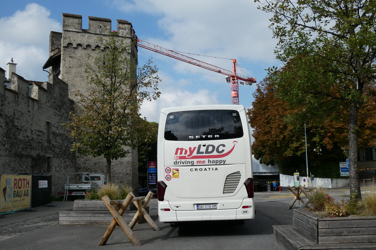 (280'850) - Aus Kroatien: Nikolic, Dulovac - DA 218-HM - Setra am 1. Oktober 2025 in Thun, Berntorplatz (280'850) - Aus Kroatien: Nikolic, Dulovac - DA 218-HM - Setra am 1. Oktober 2025 in Thun, Berntorplatz