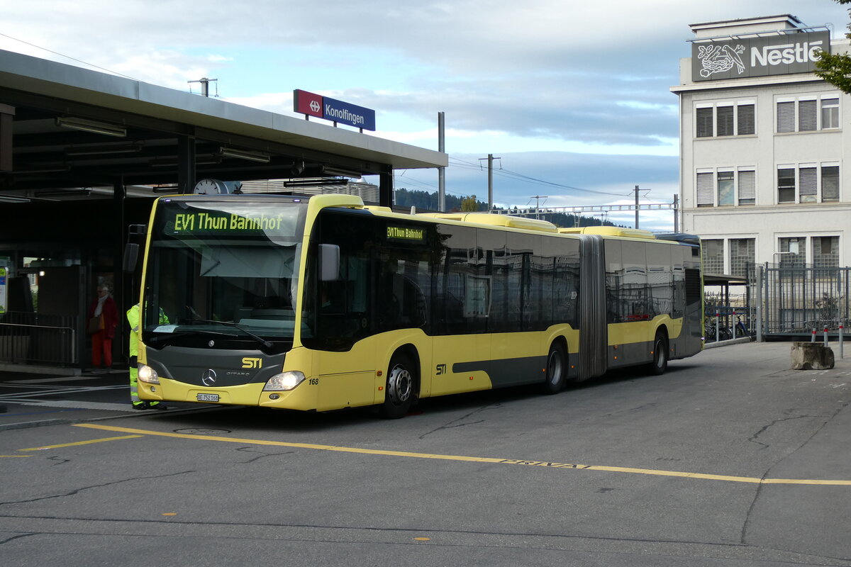 (280'938) - STI Thun - Nr. 168/BE 752'168 - Mercedes am 4. Oktober 2025 beim Bahnhof Konolfingen (280'938) - STI Thun - Nr. 168/BE 752'168 - Mercedes am 4. Oktober 2025 beim Bahnhof Konolfingen