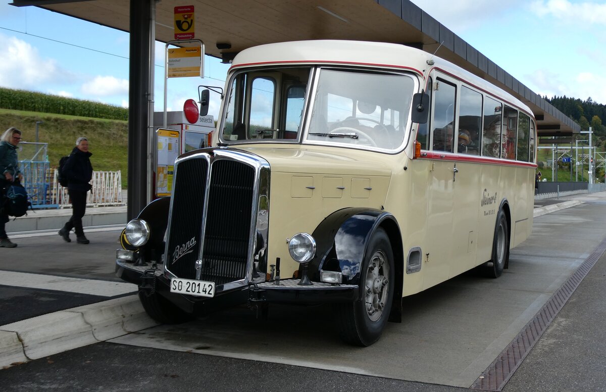 (281'009) - Steiner, Messen - SO 20'142 - Berna/Hess (ex Bärtschi, Biberen) am 5. Oktober 2025 beim Bahnhof Biglen (281'009) - Steiner, Messen - SO 20'142 - Berna/Hess (ex Bärtschi, Biberen) am 5. Oktober 2025 beim Bahnhof Biglen
