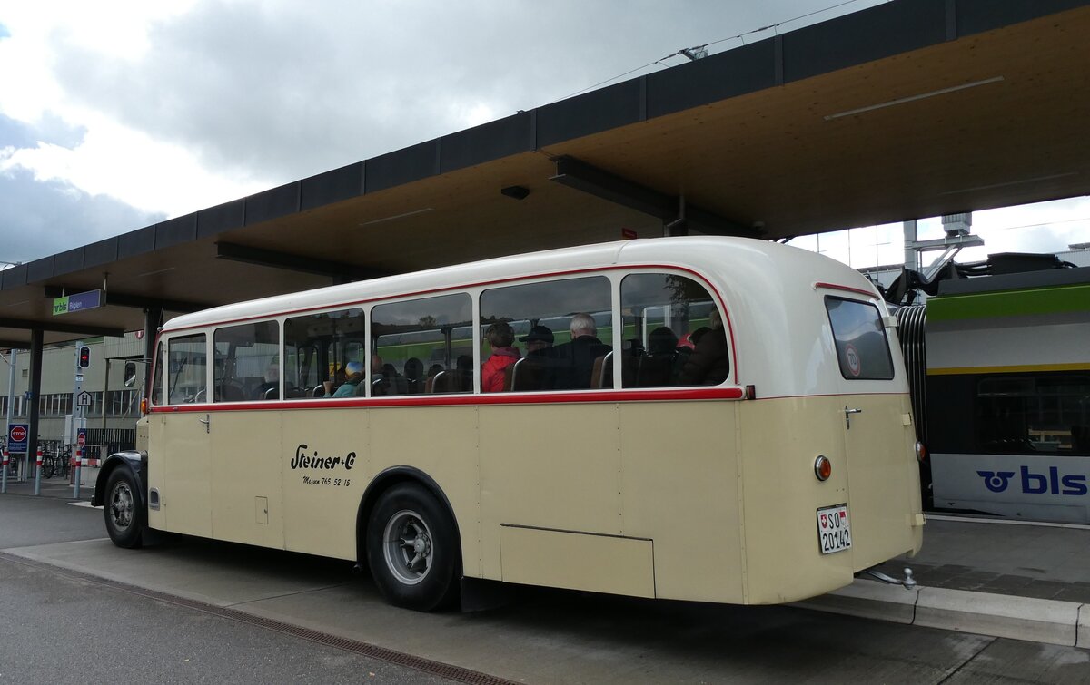 (281'011) - Steiner, Messen - SO 20'142 - Berna/Hess (ex Bärtschi, Biberen) am 5. Oktober 2025 beim Bahnhof Biglen (281'011) - Steiner, Messen - SO 20'142 - Berna/Hess (ex Bärtschi, Biberen) am 5. Oktober 2025 beim Bahnhof Biglen
