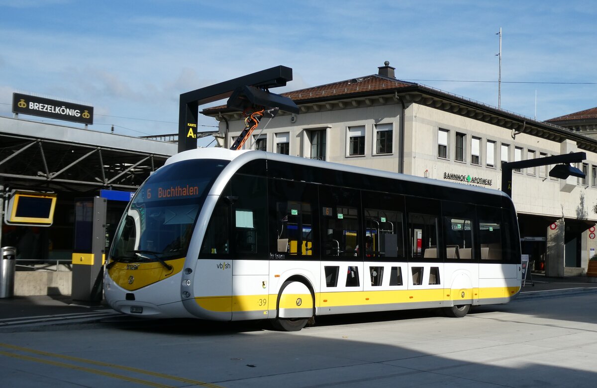 (281'105) - VBSH Schaffhausen - Nr. 39/SH 38'039 - eIrizar am 10. Oktober 2025 beim Bahnhof Schaffhausen