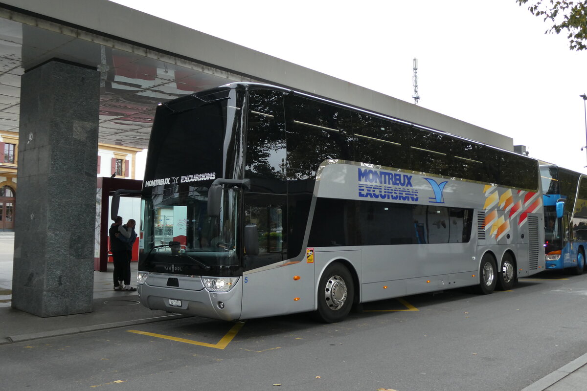 (281'256) - MOB Montreux - Nr. 5/VD 1210 - Van Hool am 11. Oktober 2025 beim Bahnhof Yverdon