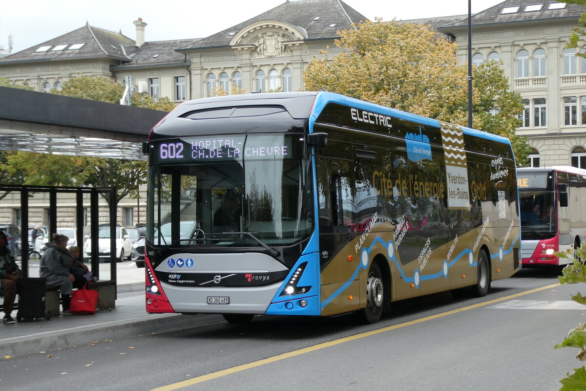 (281'259) - TRAVYS Yverdon - Nr. 160/VD 360'489 - eVolvo am 11. Oktober 2025 beim Bahnhof Yverdon