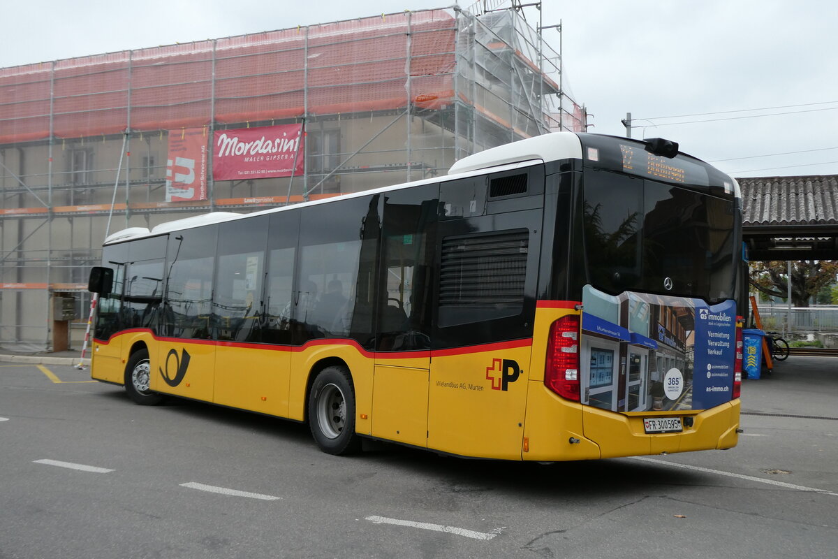(281'276) - Wieland, Murten - Nr. 118/FR 300'595/PID 11'558 - Mercedes am 11. Oktober 2025 beim Bahnhof Kerzers