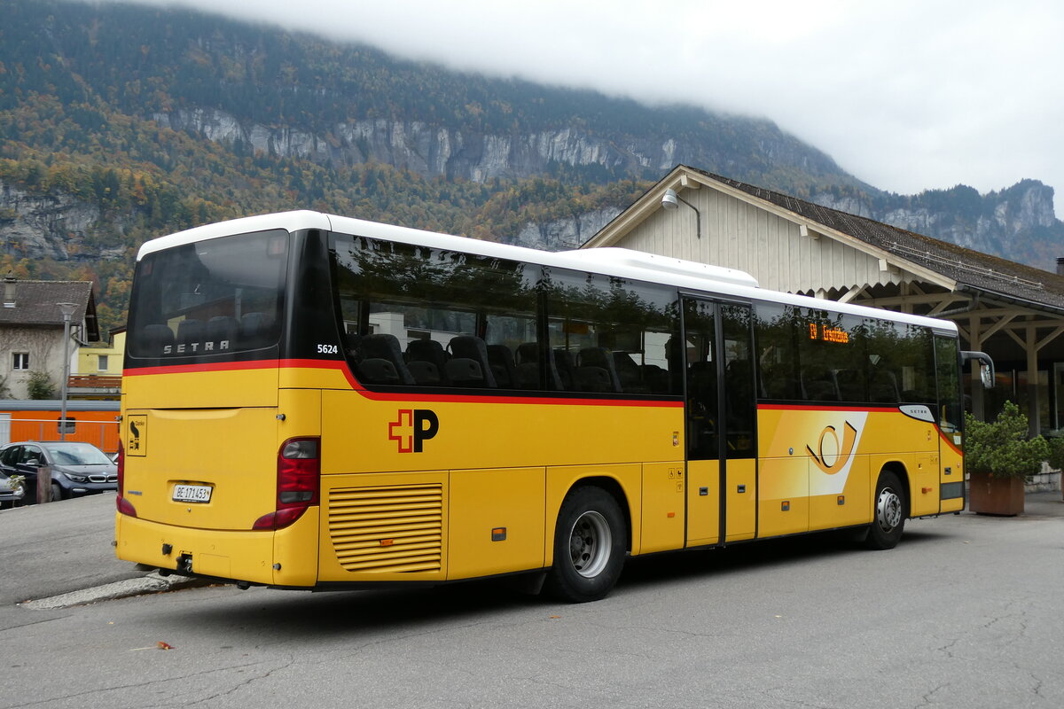(281'541) - PostAuto Bern - Nr. 73/BE 171'453/PID 5624 - Setra (ex AVG Meiringen Nr. 73) am 16. Oktober 2025 beim Bahnhof Meiringen