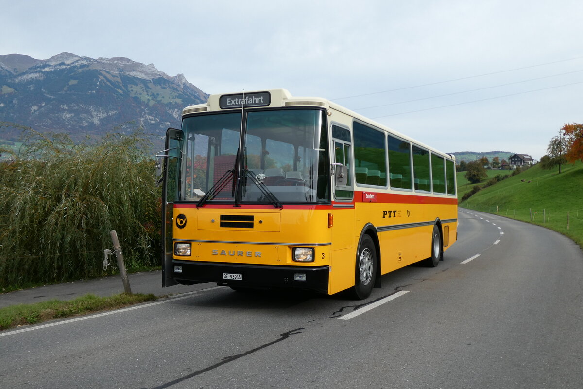 (281'665) - Kolb, Grasswil - Nr. 3/BE 93'915 - Saurer/R&J (ex Schmocker, Stechelberg Nr. 3/PID 2409; ex Schmocker, Stechelberg Nr. 1; ex Gertsch, Stechelberg Nr. 1) am 19. Oktober 2025 in Kerns, Erlebnisbauernhof Weid