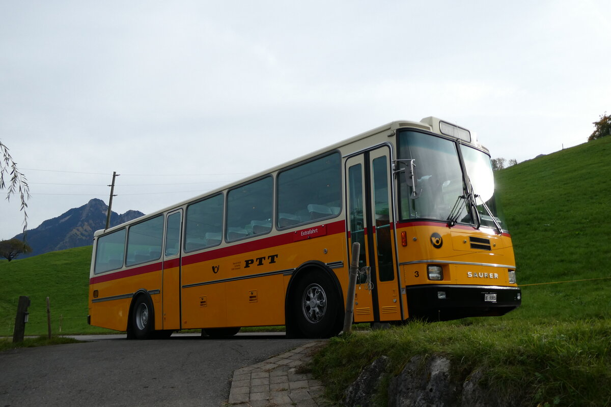 (281'668) - Kolb, Grasswil - Nr. 3/BE 93'915 - Saurer/R&J (ex Schmocker, Stechelberg Nr. 3/PID 2409; ex Schmocker, Stechelberg Nr. 1; ex Gertsch, Stechelberg Nr. 1) am 19. Oktober 2025 in Kerns, Erlebnisbauernhof Weid