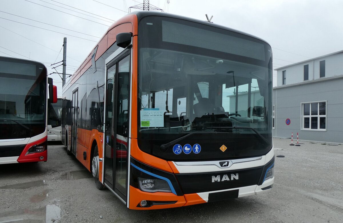 (281'980) - Genve-Tours, Genve - (3Z02) - eMAN am 1. November 2025 in Kerzers, Murtenstrasse