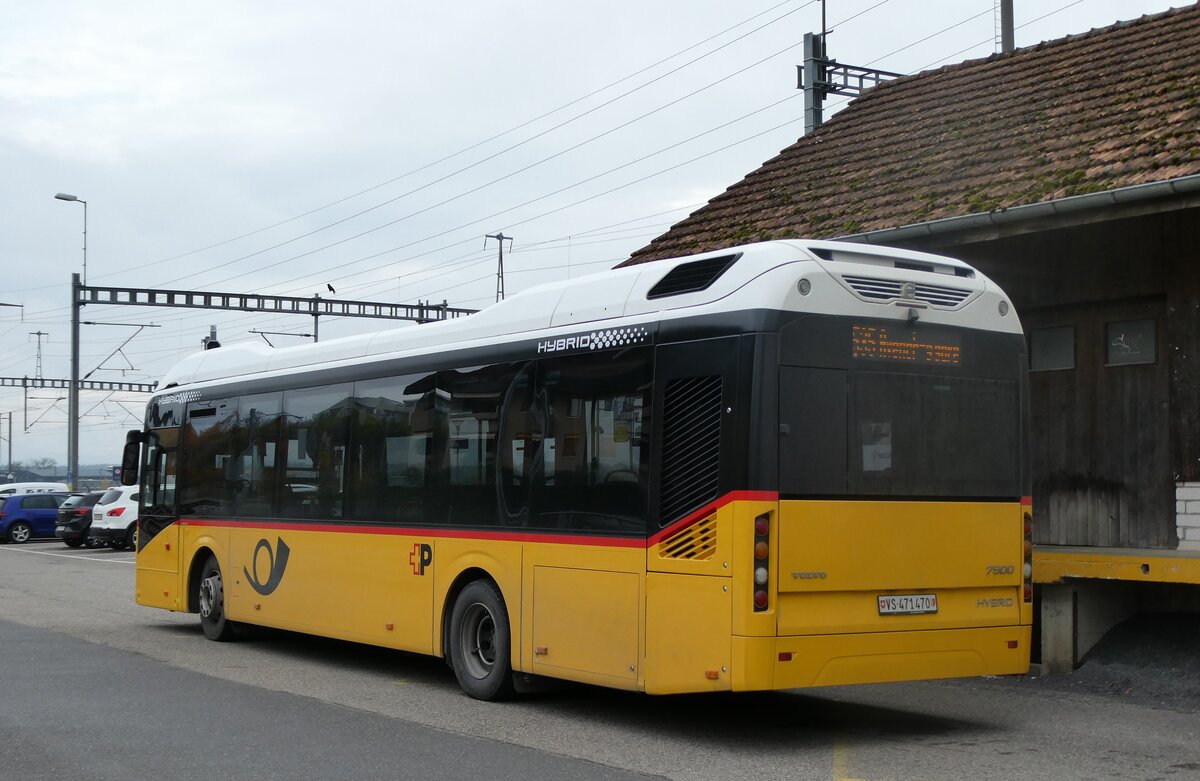 (282'014) - PostAuto Wallis - VS 471'470/PID 10'878 - Volvo (ex Nr. 80) am 1. November 2025 beim Bahnhof Ins