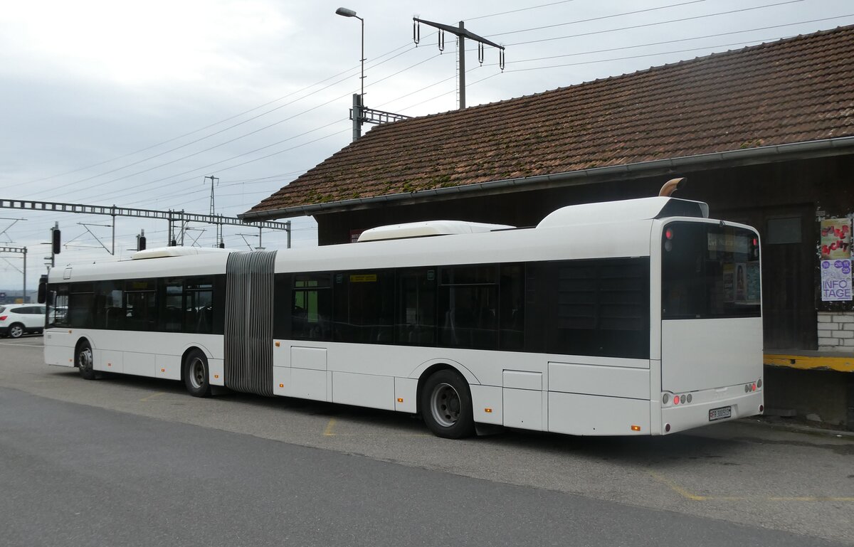 (282'036) - Intertours, Domdidier - Nr. 513/FR 300'513 - Solaris (ex AAGR Rothenburg Nr. 13) am 1. November 2025 beim Bahnhof Ins