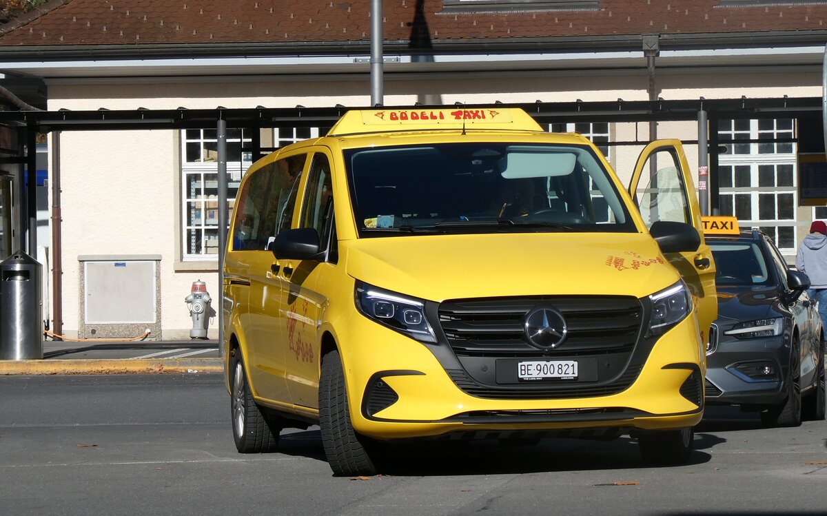 (282'112) - Bdeli Taxi, Wilderswil - BE 900'821 - Mercedes am 7. November 2025 beim Bahnhof Interlaken Ost