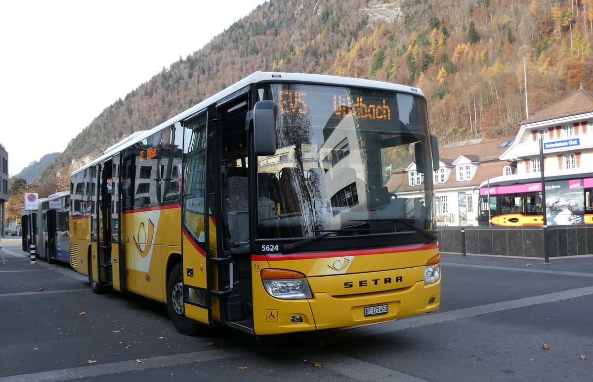 (282'379) - PostAuto Bern - Nr. 73/BE 171'453/PID 5624 - Setra (ex AVG Meiringen Nr. 73) am 14. November 2025 beim Bahnhof Interlaken Ost