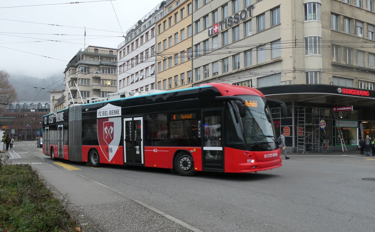 (282'742) - VB Biel - Nr. 95 - Hess/Hess Gelenktrolleybus am 4. Dezember 2025 beim Bahnhof Biel