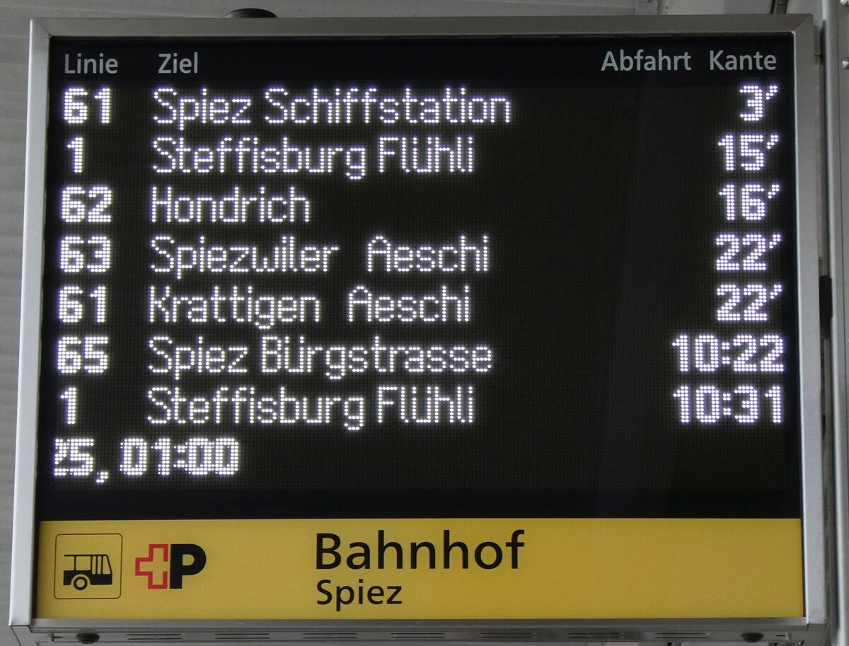 (283'226) - PostAuto-Infobildschirm am 16. Dezember 2025 beim Bahnhof Spiez