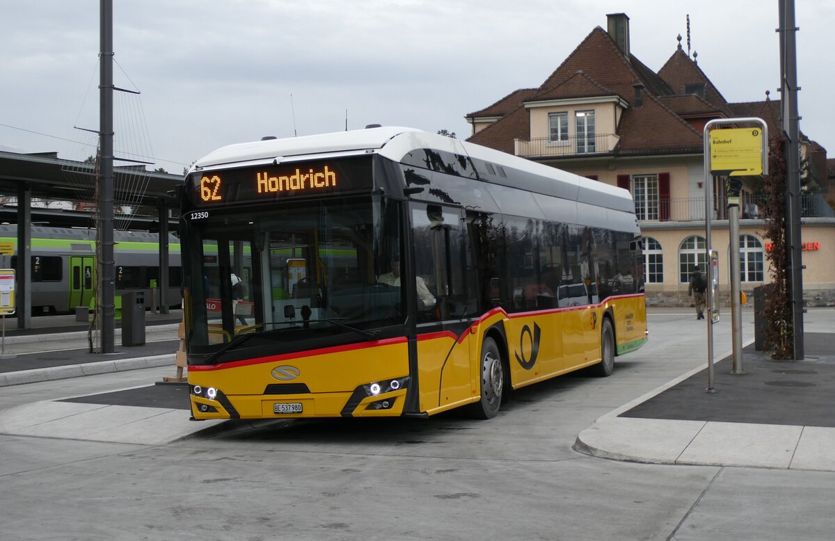 (283'229) - PostAuto Bern - BE 537'980/PID 12'350 - eSolaris am 16. Dezember 2025 beim Bahnhof Spiez