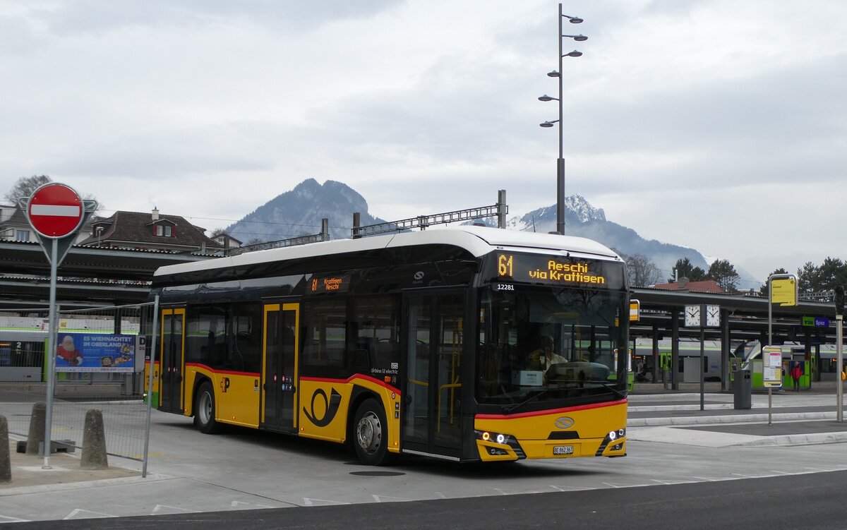(283'235) - PostAuto Bern - BE 862'367/PID 12'281 - eSolaris am 16. Dezember 2025 beim Bahnhof Spiez