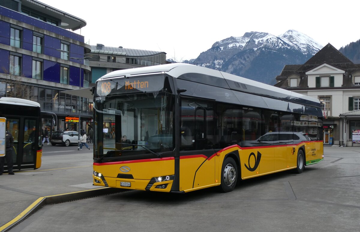 (283'251) - PostAuto Bern - BE 610'544/PID 12'279 - eSolaris am 17. Dezember 2025 beim Bahnhof Interlaken West