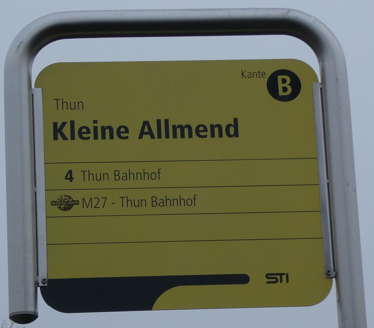 (283'401) - STI-Haltestellenschild - Thun, Kleine Allmend - am 22. Dezember 2025