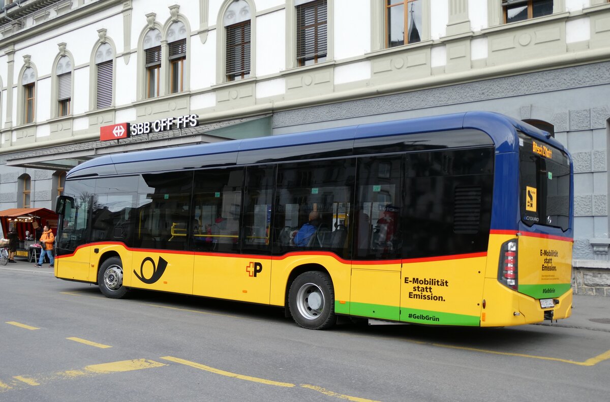(283'415) - PostAuto Wallis - VS 581'442/PID 12'197 - eMercedes am 23. Dezember 2025 beim Bahnhof Brig