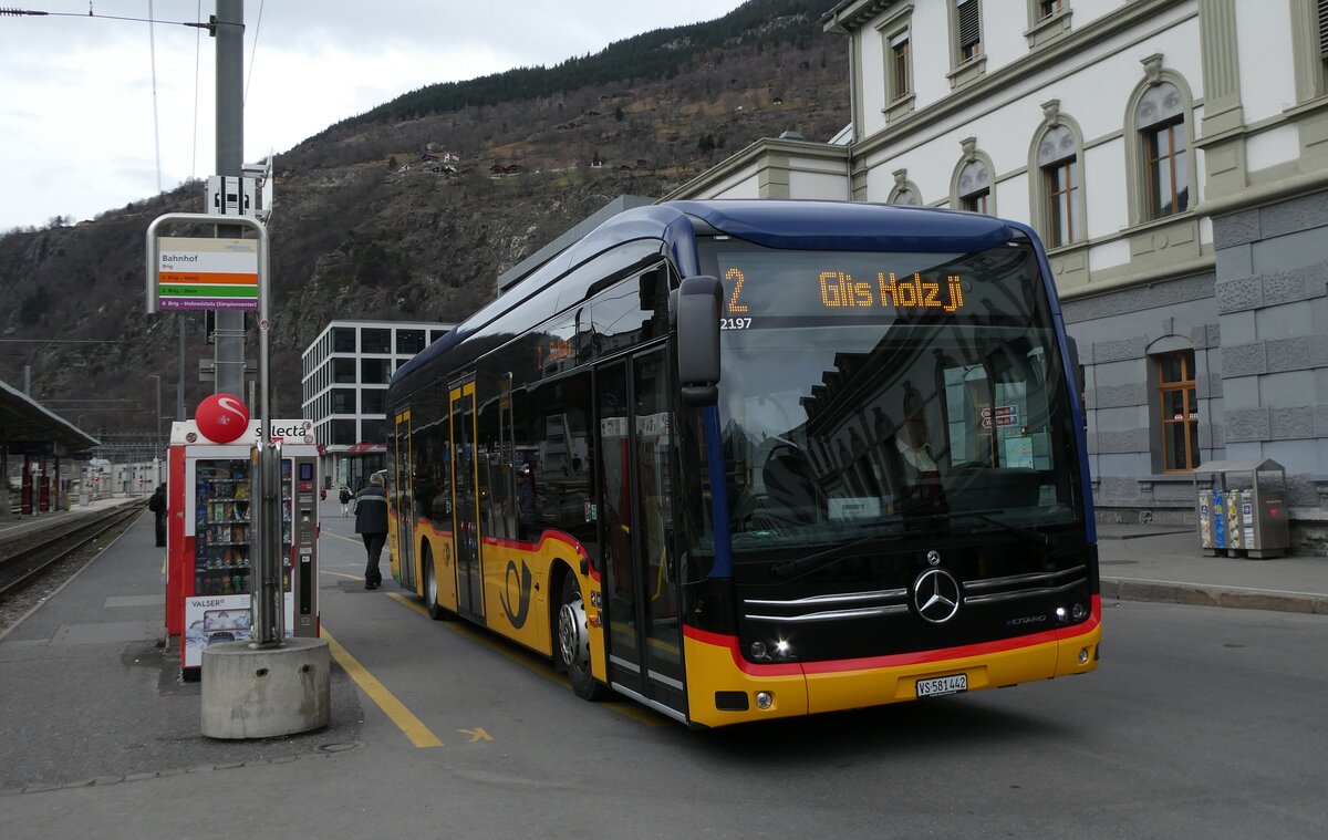 (283'426) - PostAuto Wallis - VS 581'442/PID 12'197 - eMercedes am 23. Dezember 2025 beim Bahnhof Brig