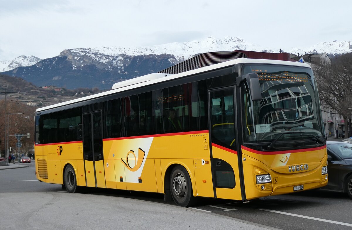 (283'455) - Mabillard, Lens - VS 12'529/PID 10'232 - Iveco am 23. Dezember 2025 beim Bahnhof Sion