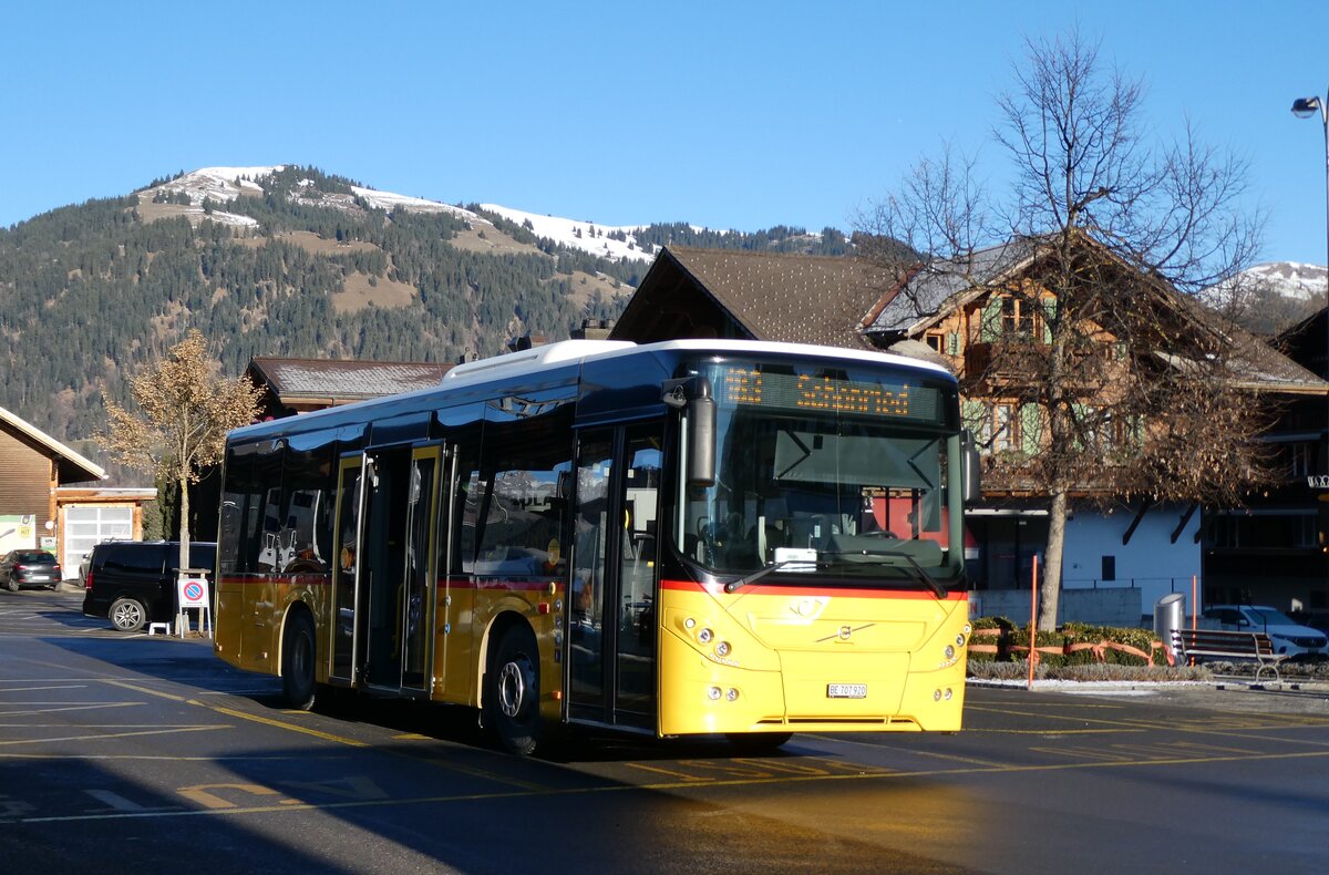 (283'513) - PostAuto Bern - BE 707'920/PID 11'459  Volvo (ex K�bli, Gstaad BE 671'405; ex K�bli, Gstaad BE 21'779) am 26. Dezember 2025 beim Bahnhof Gstaad