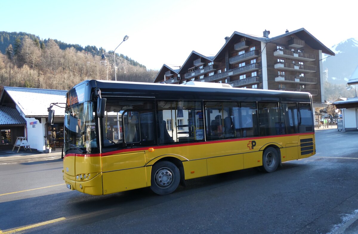 (283'516) - PostAuto Bern - Nr. 11'113/BE 745'481/PID 11'114 - Solaris (ex Nr. 481) am 26. Dezember 2025 beim Bahnhof Gstaad