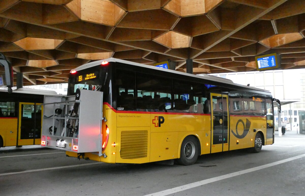 (283'545) - Buchard, Leytron - VS 243'998/PID 12'237 - Iveco am 30. Dezember 2025 beim Bahnhof Sion