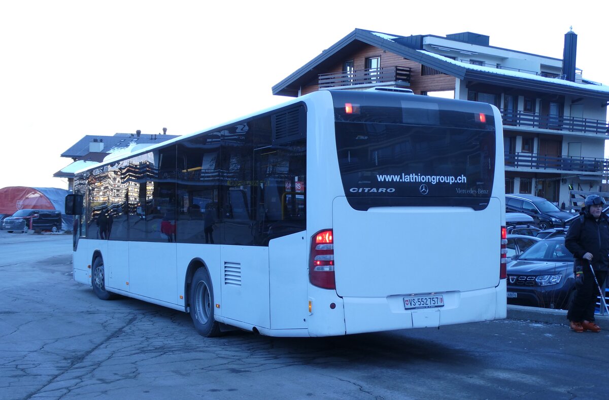 (283'561) - Lathion, Sion - Nr. 14/VS 552'757 - Mercedes (ex SB Schaffhausen Nr. 28) am 30. Dezember 2025 in Haute-Nendaz, T�l�cabine