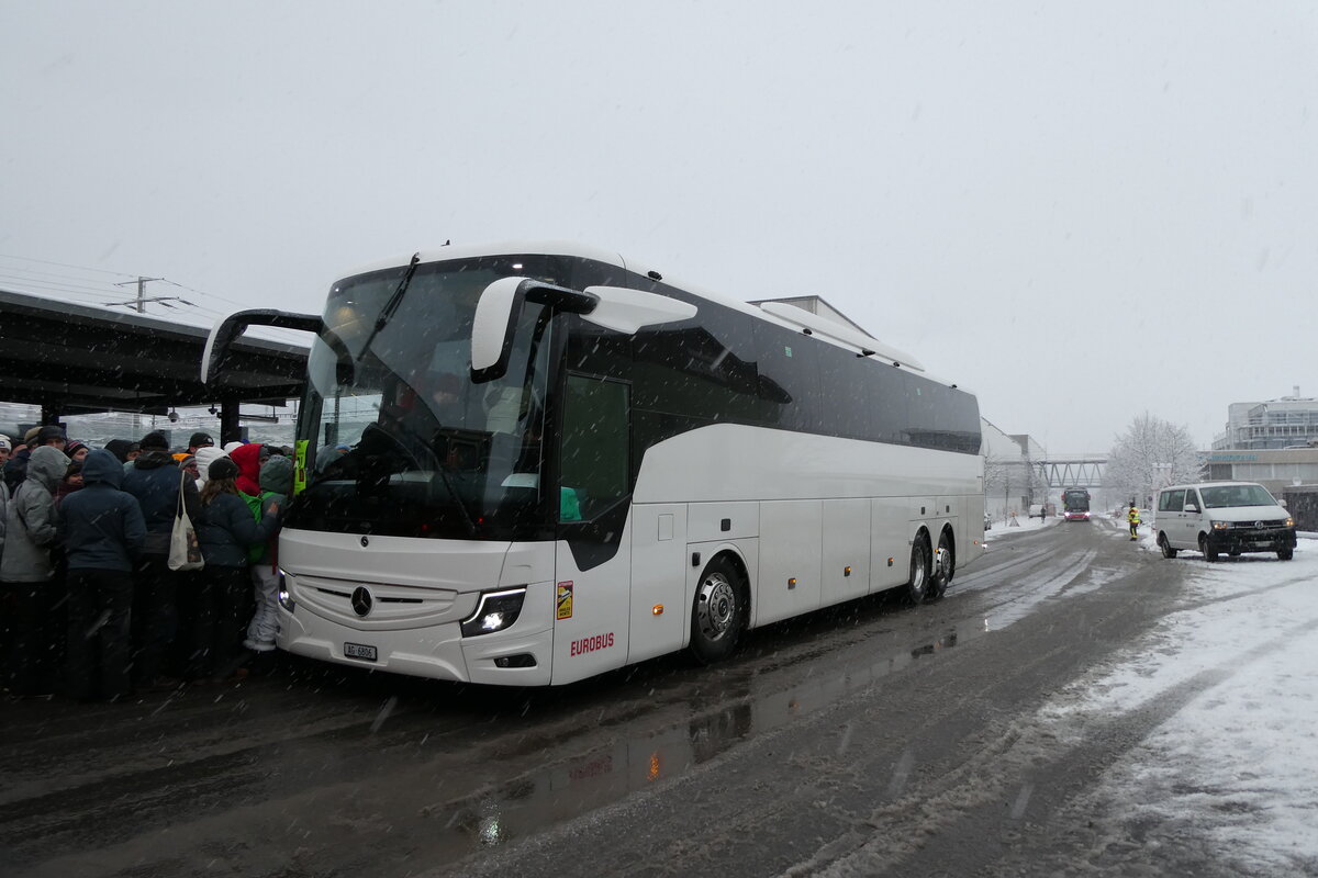 (283'842) - Knecht, Windisch - AG 6806 - Mercedes am 10. Januar 2026 beim Bahnhof Frutigen