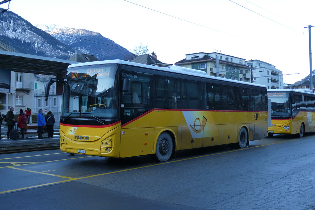 (284'140) - PostAuto Wallis - VS 705/PID 11'910 - Iveco am 15. Januar 2026 beim Bahnhof Brig
