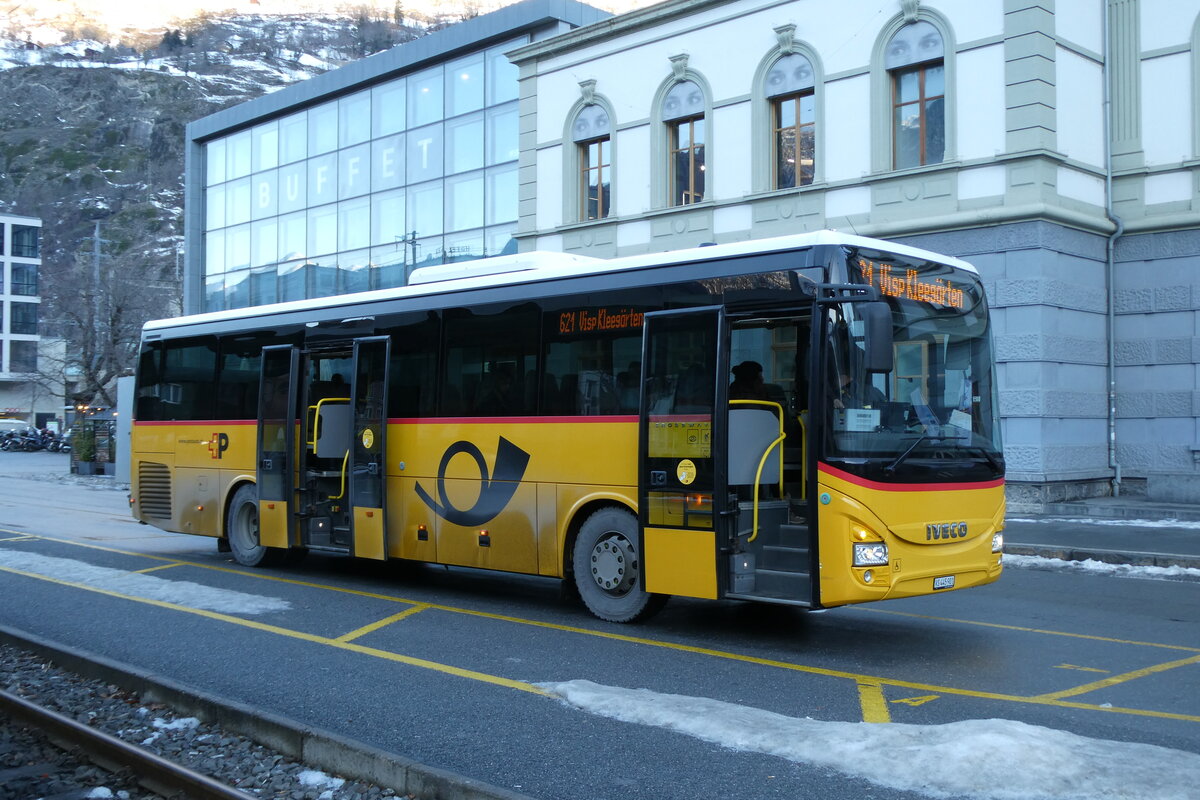 (284'150) - PostAuto Wallis - VS 445'901/PID 10'452 - Iveco am 15. Januar 2026 beim Bahnhof Brig