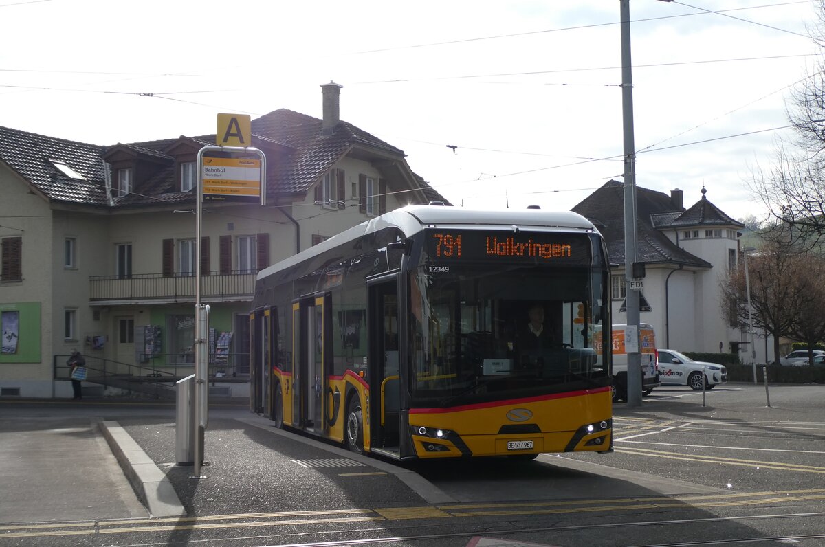 (284'311) - PostAuto Bern - BE 537'967/PID 11'349 - eSolaris am 22. Januar 2026 beim Bahnhof Worb Dorf
