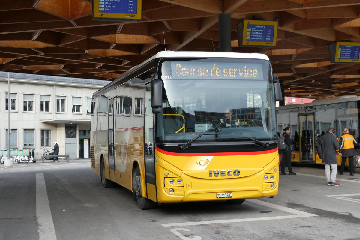 (284'366) - PostAuto Wallis - Nr. 19/VS 365'401/PID 11'912 - Iveco am 27. Januar 2026 beim Bahnhof Sion
