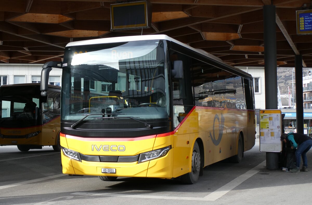 (284'387) - Ev�quoz, Erde - VS 1011/PID 12'235 - Iveco am 27. Januar 2026 beim Bahnhof Sion