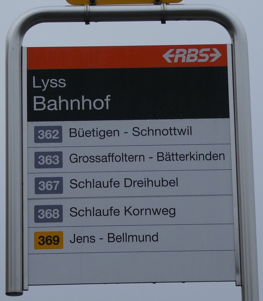 (284'686) - RBS/+P-Haltestellenschild - Lyss, Bahnhof - am 7. Februar 2026