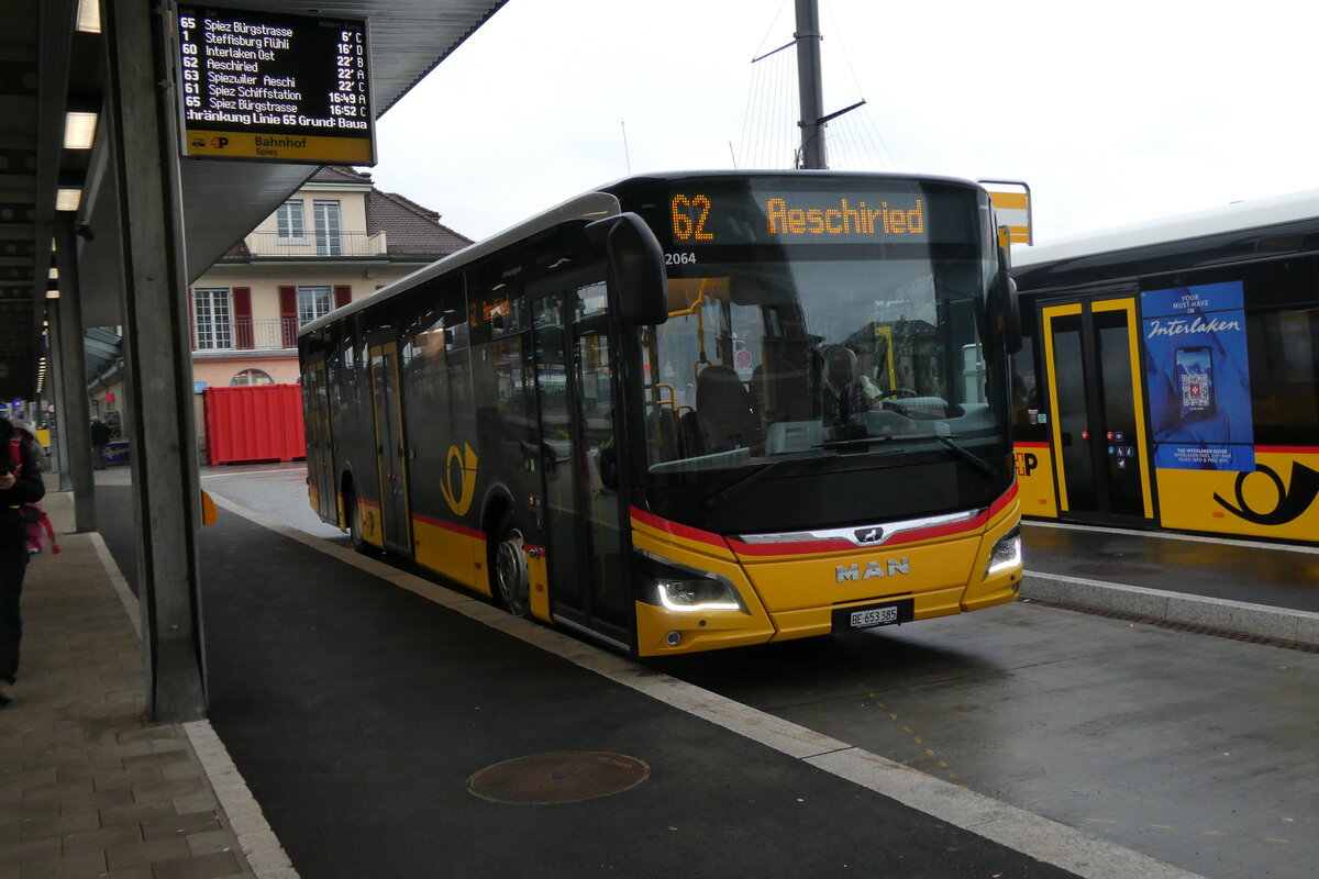 (284'909) - PostAuto Bern - BE 653'385/PID 12'064 - MAN am 14- Februar 2026 beim Bahnhof Spiez