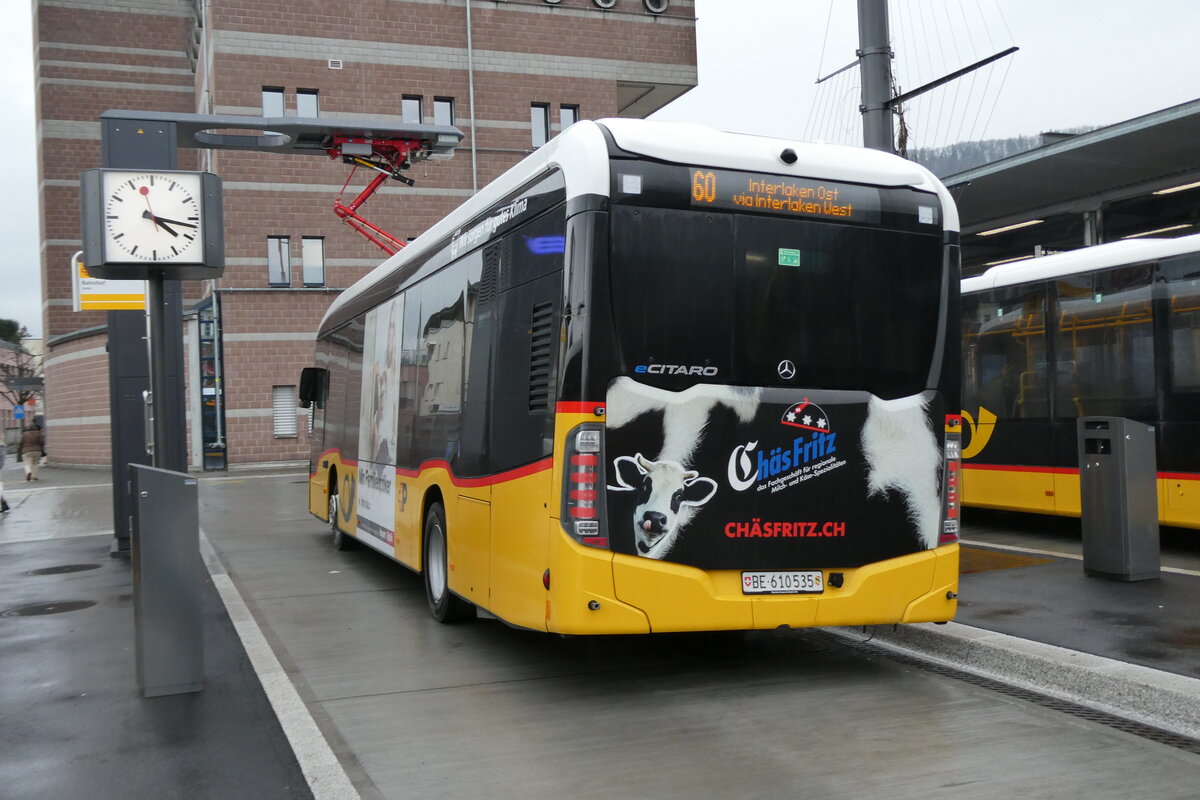 (284'913) - PostAuto Bern - BE 610'535/PID 12'124 - eMercedes am 14. Februar 2026 beim Bahnhof Spiez