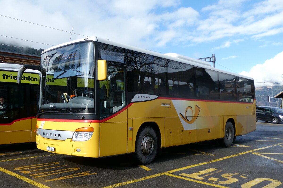 (285'153) - PostAuto Bern - BE 707'891/PID 4535 - Setra (ex Nr. 3; ex K�bli, Gstaad Nr. 3) am 1. M�rz 2026 beim Bahnhof Gstaad