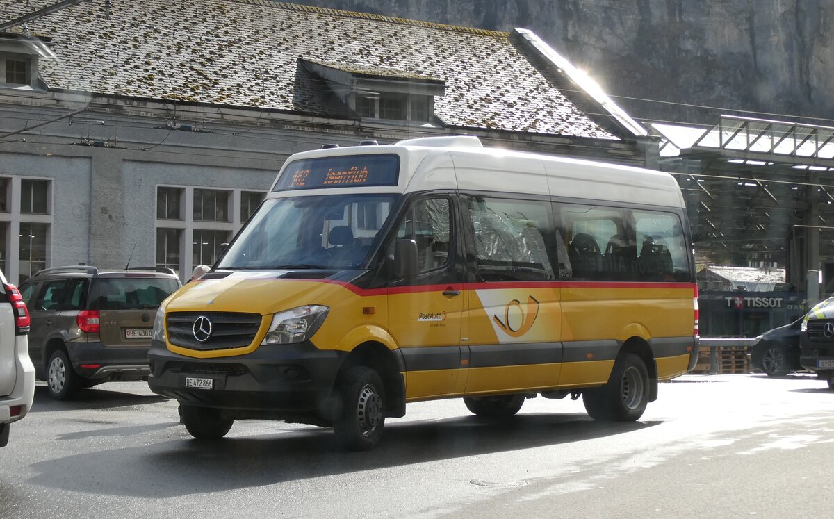 (285'337) - PostAuto Bern - BE 472'866/PID 10'284 - Mercedes am 12. M�rz 2026 beim Bahnhof Lauterbrunnen