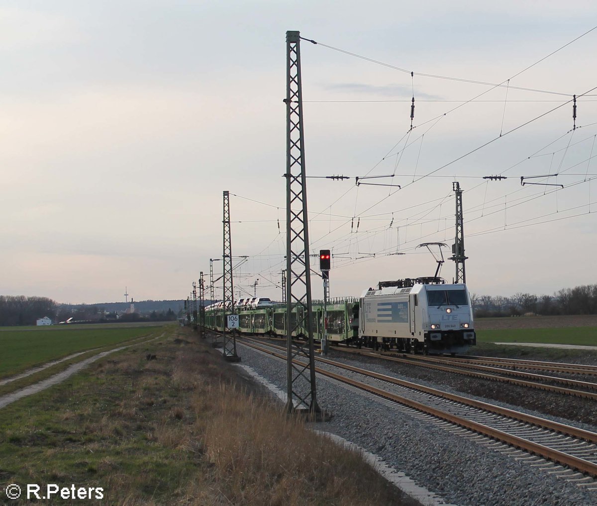 286 540 zieht ein Volvo Autotransportzug bei Mangolding in die Überholung. 14.03.20