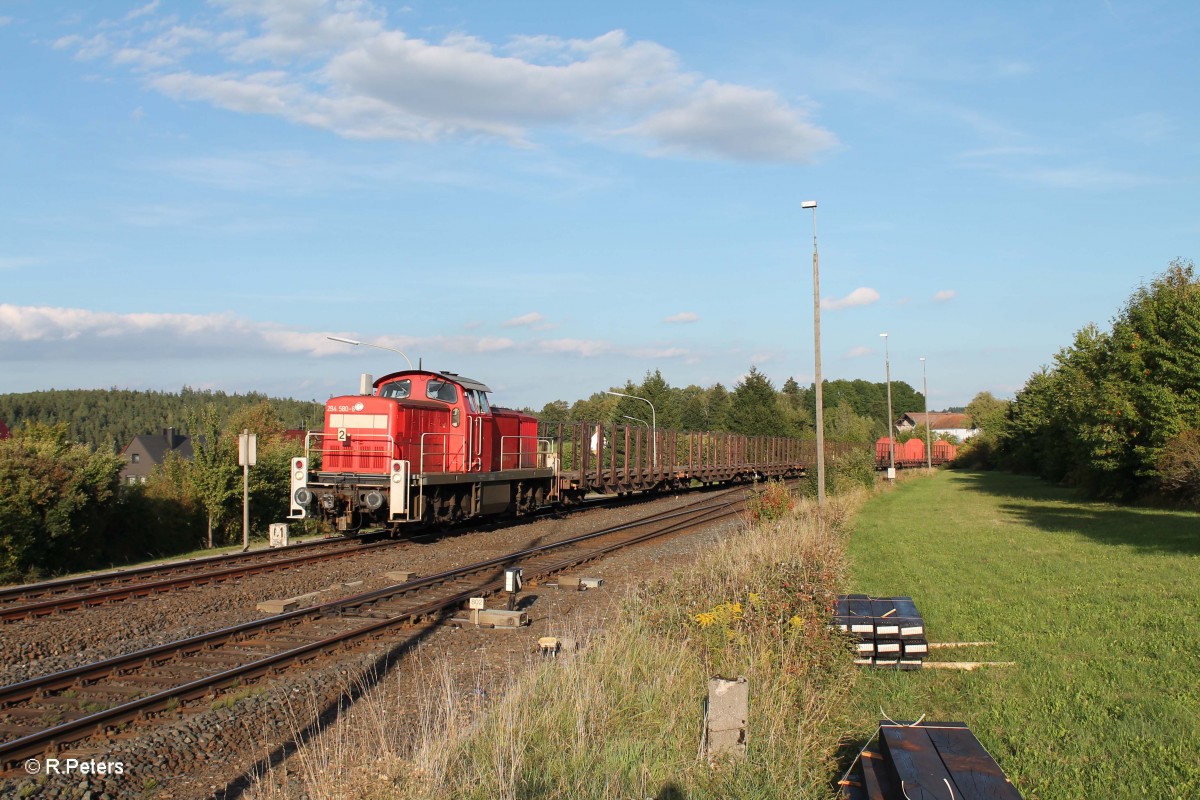 294 580-6 mit 15 leere Holztransportwagen aus Wiesau bei der Einfahrt in Pechbrunn als ÜG56961. 28.08.14